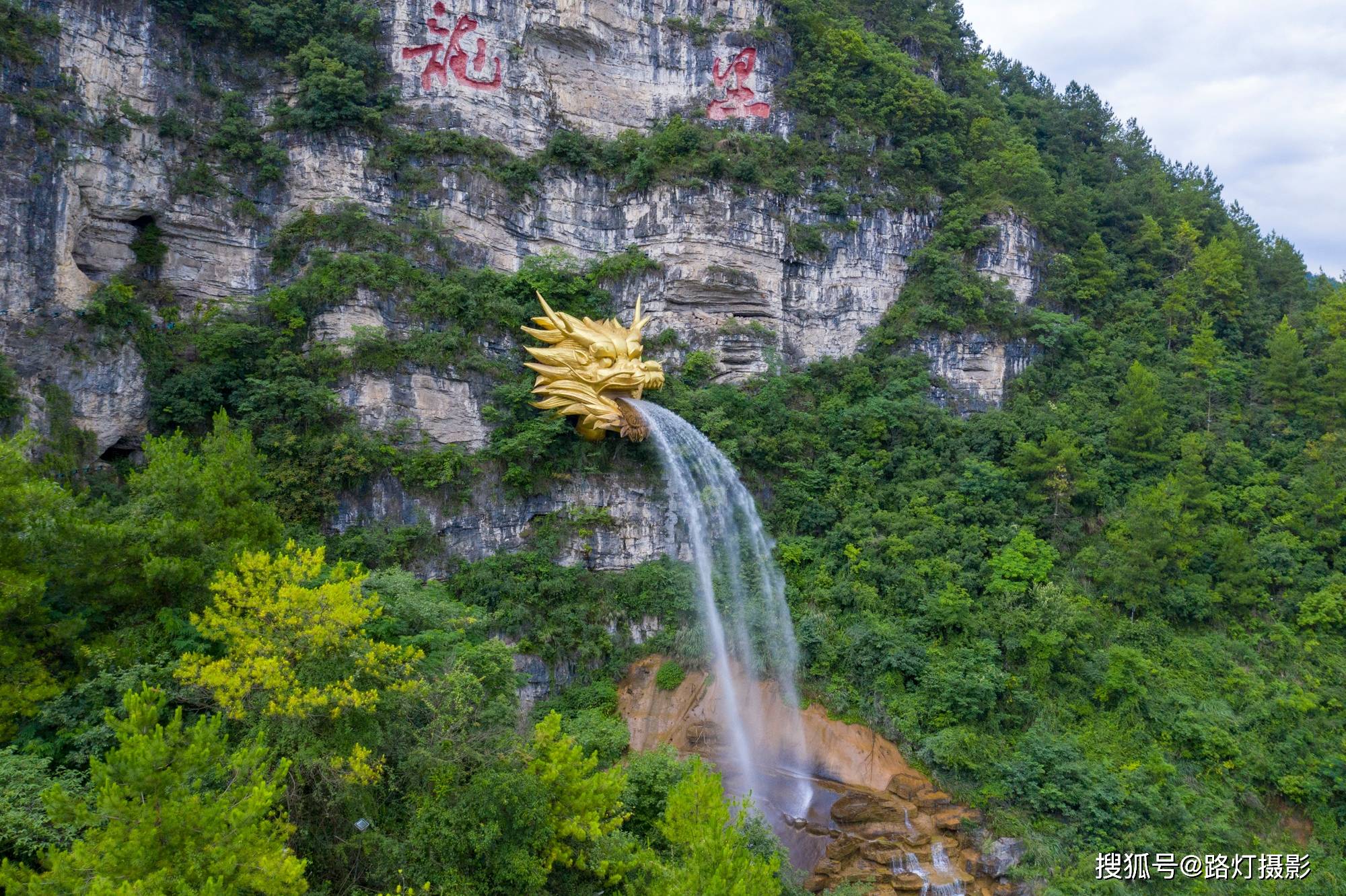 悬崖|盘点贵州独一无二的小众景点，神秘的石头城堡，悬崖上挂黄金龙头