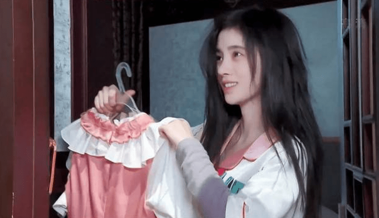 鞠婧祎明星所谓素颜暗藏多少“心机”？睫毛堪比苍蝇腿，脸和脖子有色差