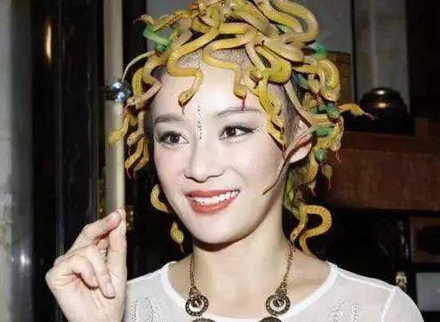 发型明明很美，化妆却用力过猛，这10位明星造型，一言难尽啊