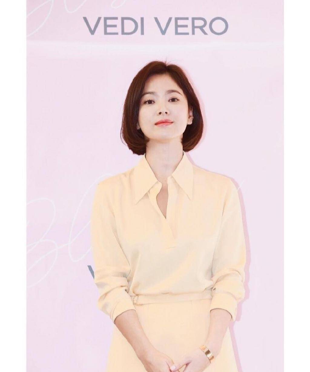 发型38岁宋慧乔美的真高调,大黄色衬衫连衣裙搭配波波头,意外走红