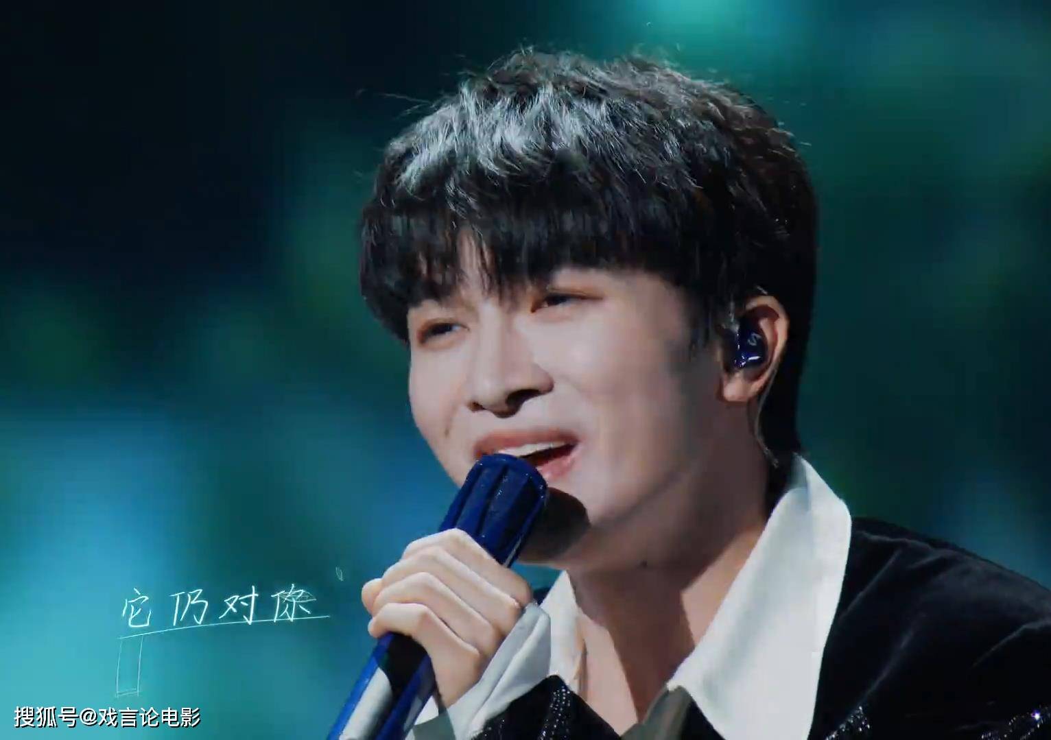 原创最美的夜跨年晚会周深连唱两首金曲燃炸全场成功登上热搜