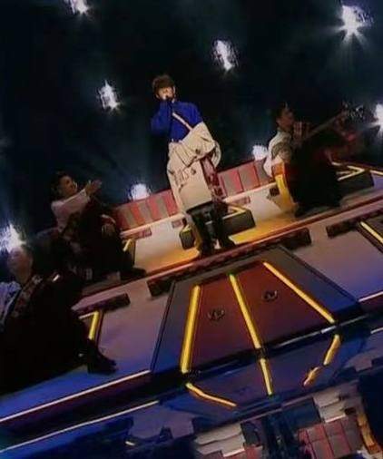 龚俊 跨年晚会男星造型：龚俊酷似费翔，王一博贵公子，蔡徐坤气场全开