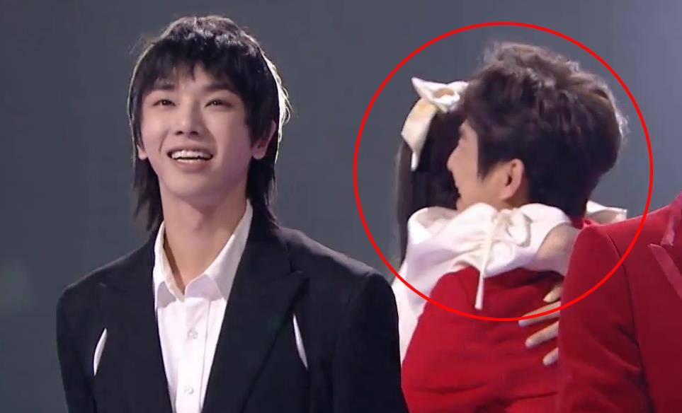 穿越|何炅和吴昕相拥,天天兄弟秀戒指,尴尬了多少人?