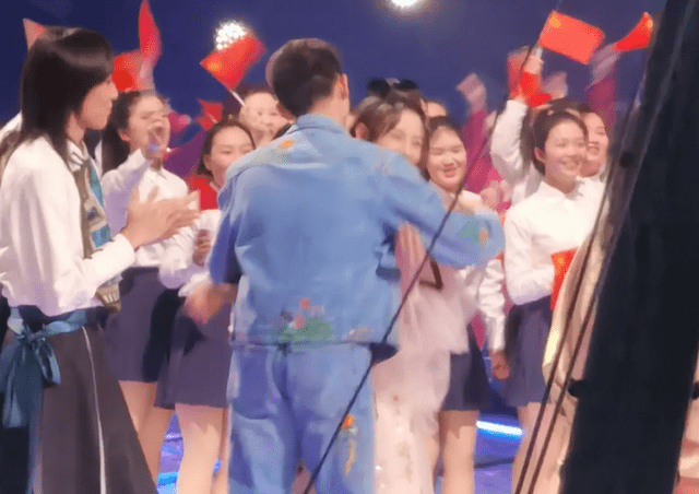 零点|那些藏在跨年夜中的感人时刻！何炅穿过人群拥抱吴昕，整破防了