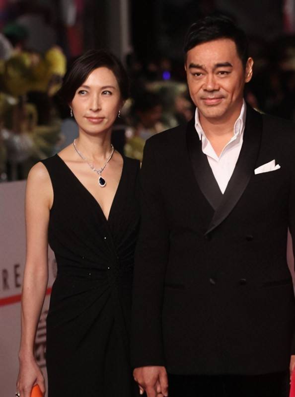 羡煞旁人影帝刘青云携妻街头十指紧扣看医生结婚23年爱得痴缠