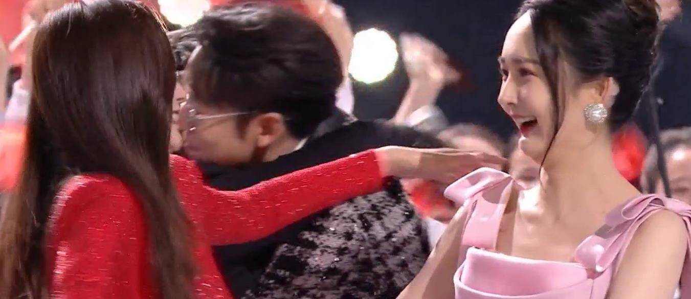 穿越|何炅和吴昕相拥,天天兄弟秀戒指,尴尬了多少人?