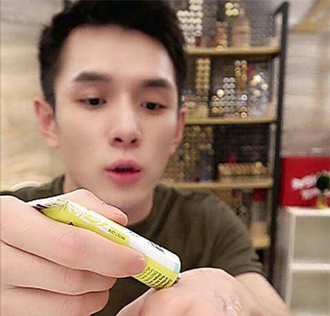 黑头李佳琦分享自用“祛痘膏”价格才几十，祛痘效果却让人拍案叫绝！