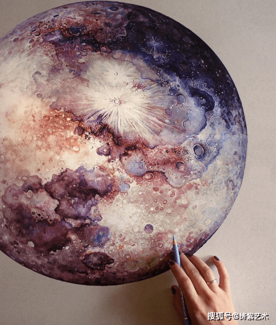 原创             ​她用彩铅画了一轮紫色月球，难以置信的超写实，让人看了着迷