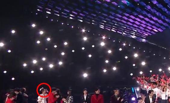 穿越|何炅和吴昕相拥，天天兄弟秀戒指，尴尬了多少人？