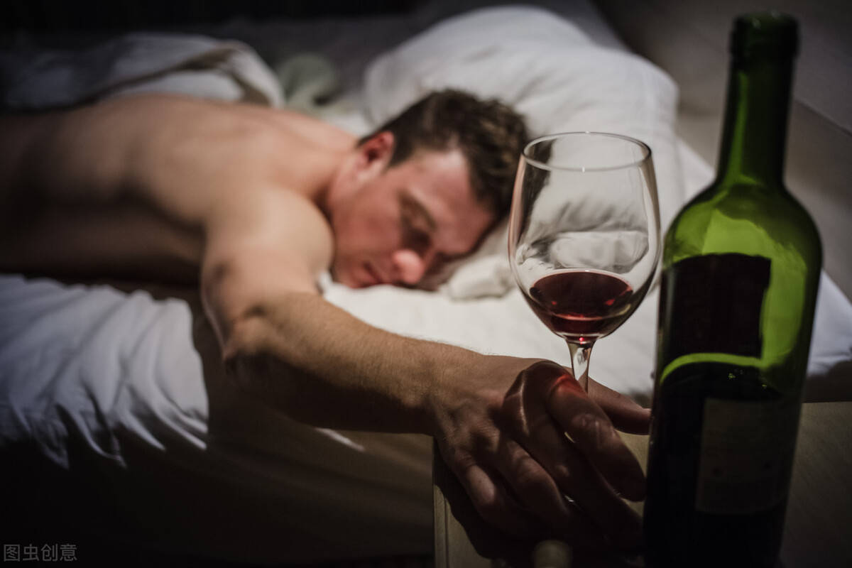 失眠可以喝点酒助眠吗 喝点酒是不是有助于睡眠