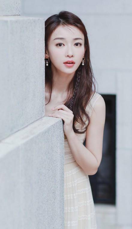 连换 吴谨言这次又美翻了，连换两套仙女裙清新灵动，28岁重新美回18岁