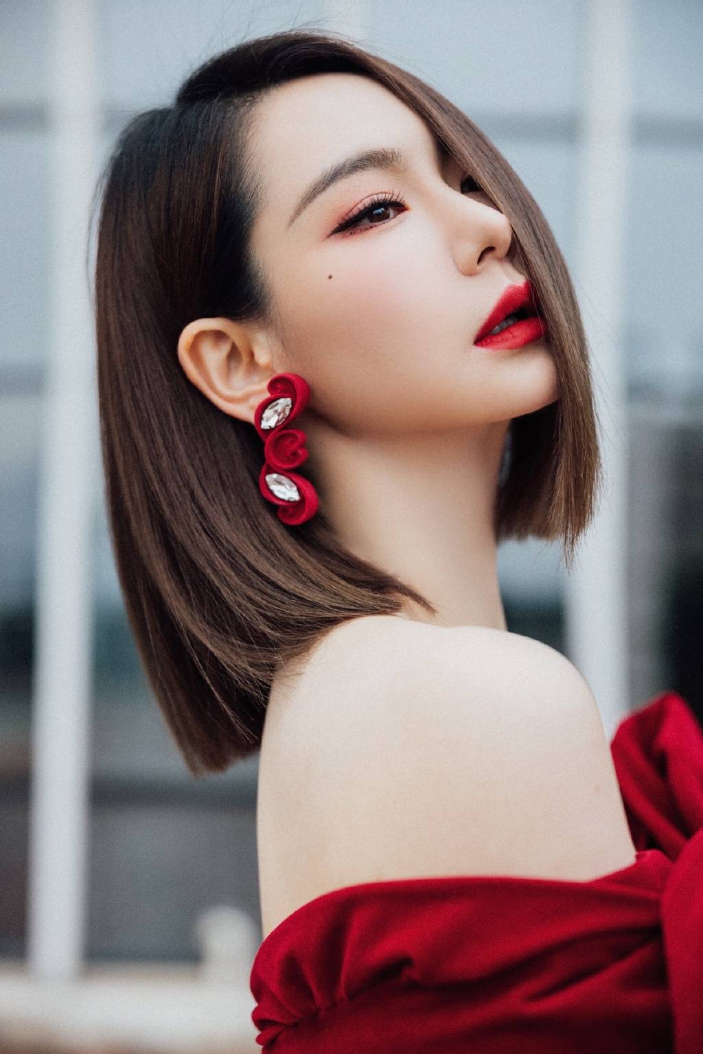 戚薇穿红色蝴蝶结开衩长裙 肤白唇红似女王_红唇_皮肤_身材