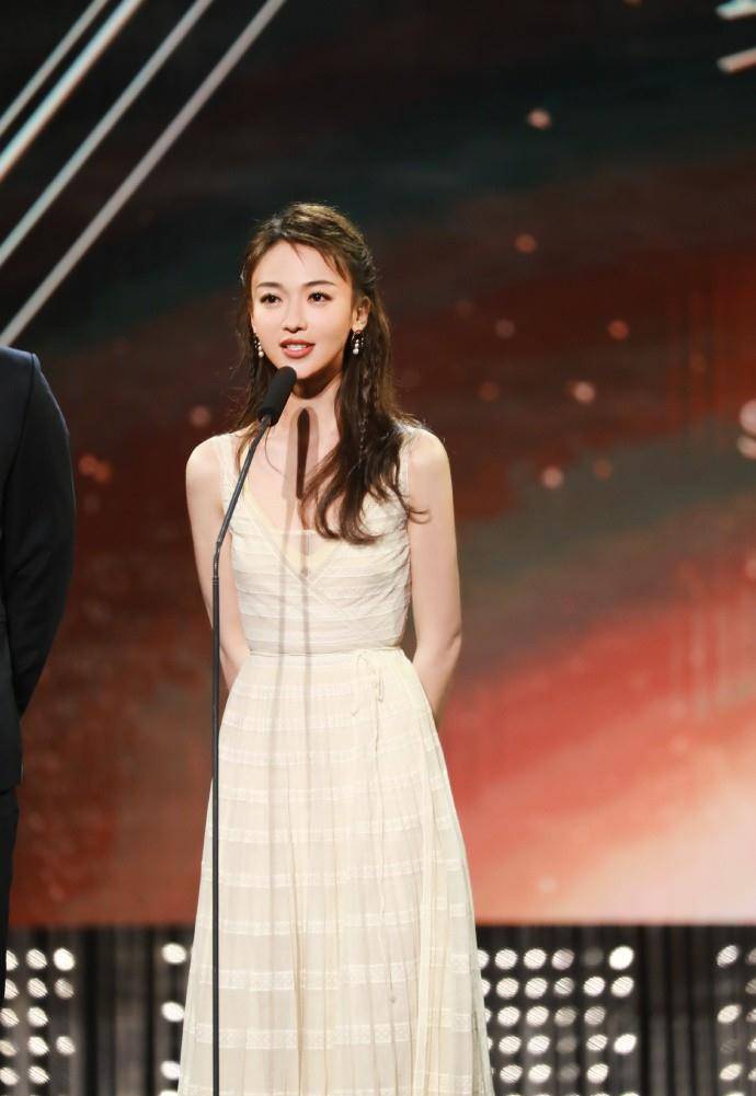 连换 吴谨言这次又美翻了，连换两套仙女裙清新灵动，28岁重新美回18岁