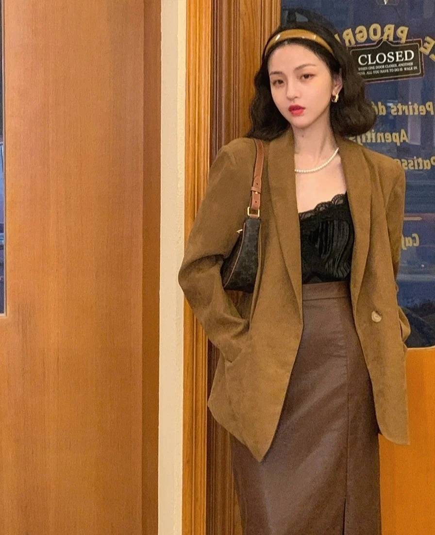 黑色 过年打造时尚穿搭,建议少穿“红一套”,这几种配色更吸睛