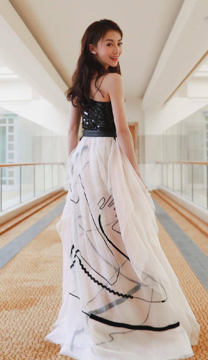 连换 吴谨言这次又美翻了，连换两套仙女裙清新灵动，28岁重新美回18岁