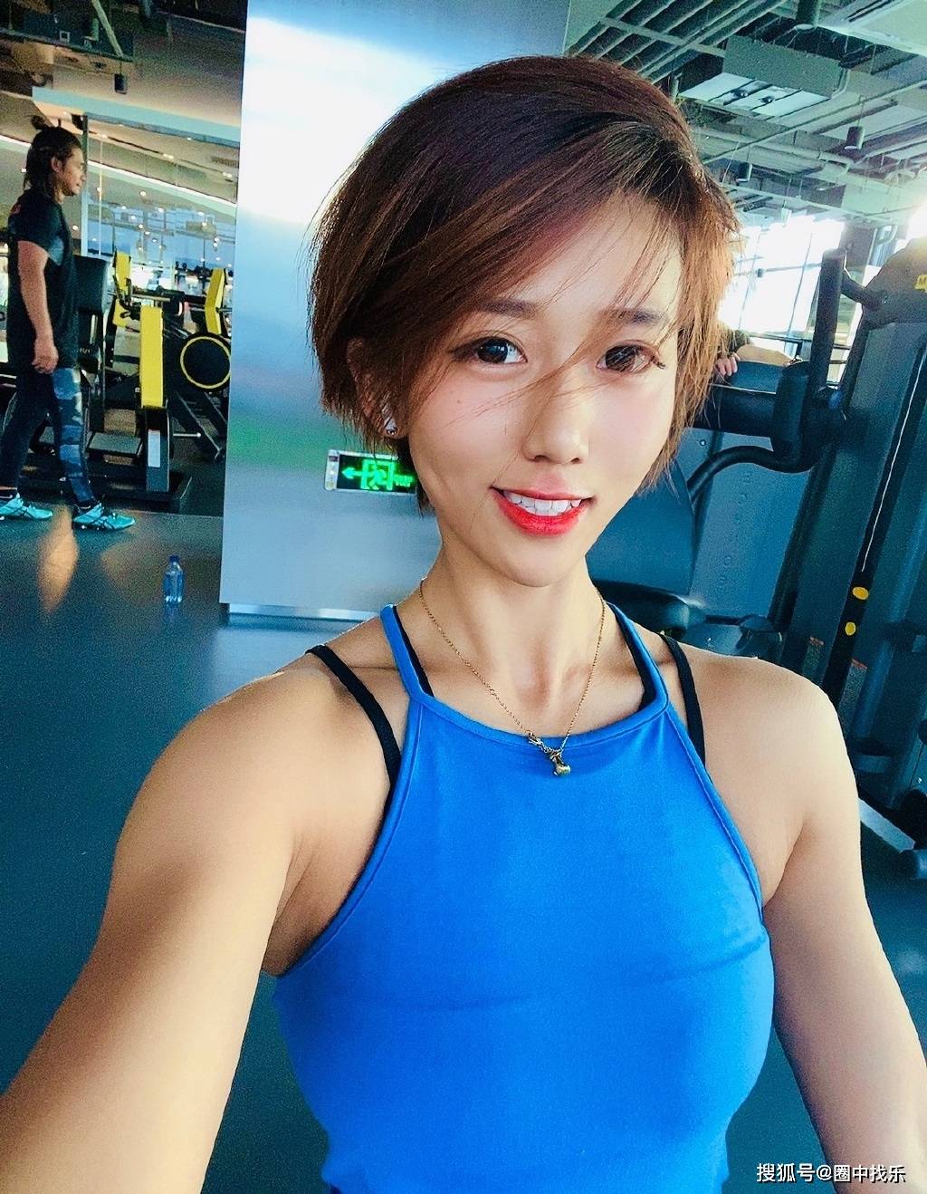 中国健身女生完美身材图片