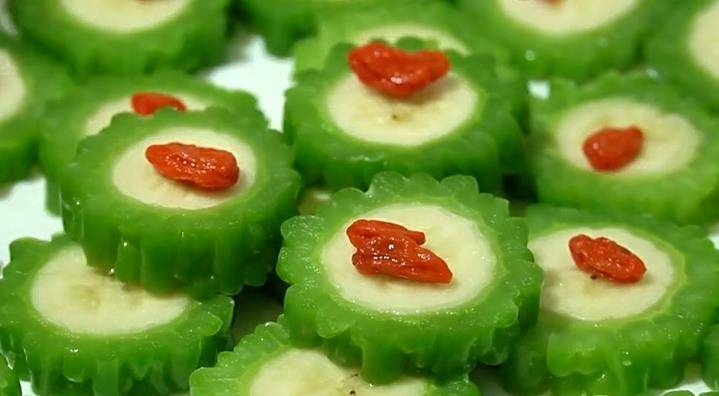 做法|苦瓜别再炒了,加点香蕉和此物,苦中带甜,既能做凉菜又能做零食