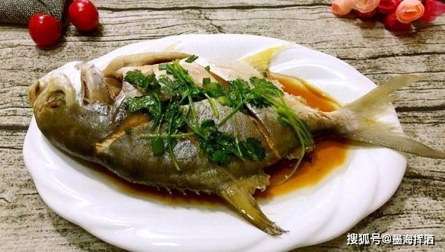 姜片|清蒸金鲳鱼的家常做法，鱼肉鲜嫩爽滑，营养美味