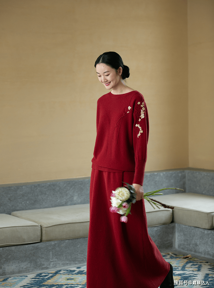 黑色 奔五奔六的女人，别总“不是黑就是白”，跟她们这么穿，美得俏丽