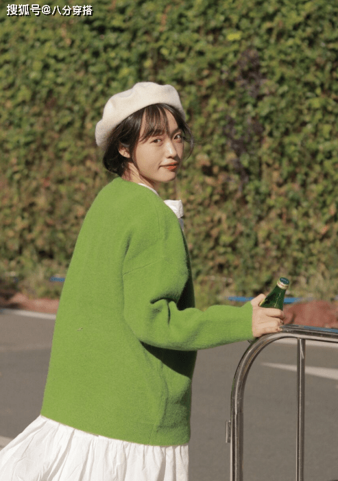 配饰 冬天毛衣怎么穿才洋气?多穿这几种颜色,时髦百搭又温柔