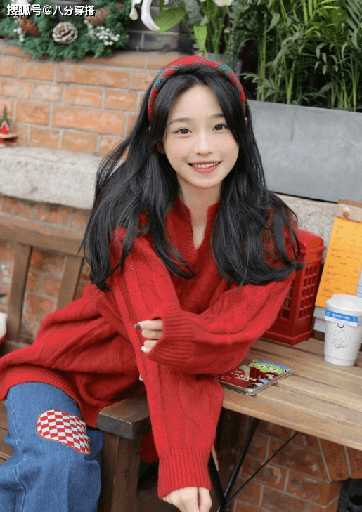 配饰 冬天毛衣怎么穿才洋气？多穿这几种颜色，时髦百搭又温柔