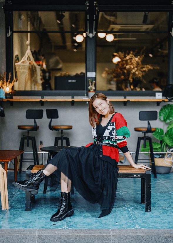 设计 陈自瑶获奖实至名归，私服穿衣好显嫩，开衫配长裙美成20岁的样子