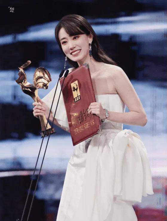 冯巩|张小斐跟对人：9年时间，让她从小品演员成为影后