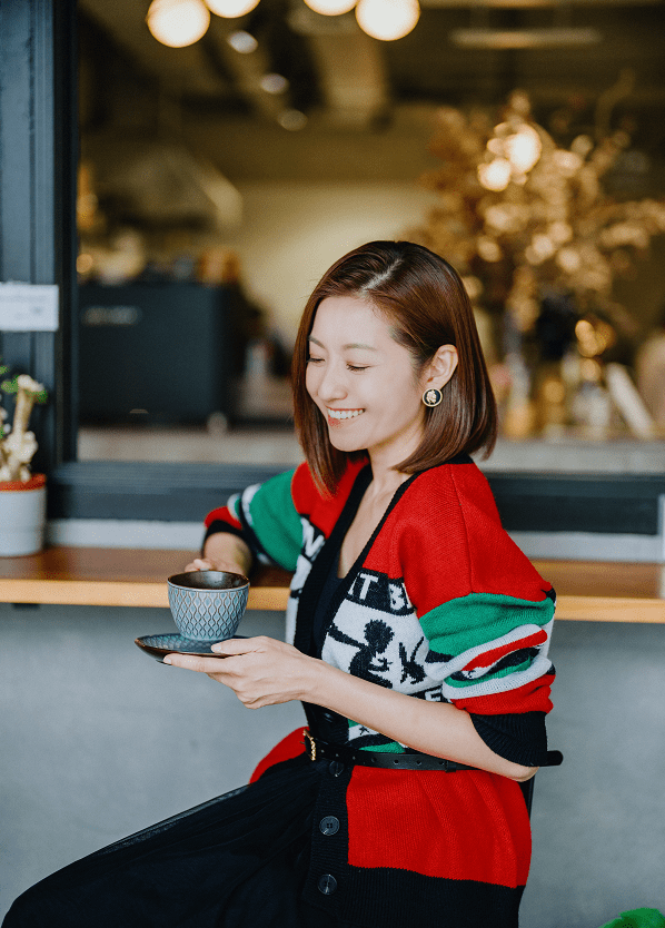 设计 陈自瑶获奖实至名归，私服穿衣好显嫩，开衫配长裙美成20岁的样子