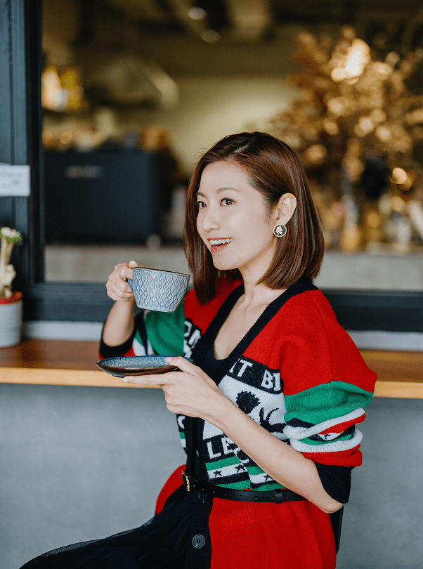 设计 陈自瑶获奖实至名归，私服穿衣好显嫩，开衫配长裙美成20岁的样子