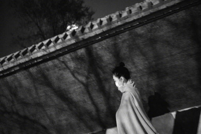 周迅 周迅街头随便拍都惊艳!裹着丝巾尽显高级感,人间香奈儿真不逊色