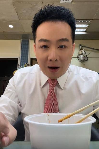 辛苦陕西卫视一哥徐杰自曝已在单位坚守8天简陋床都坐不下人