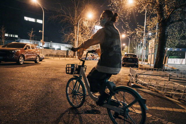 周迅 周迅街头随便拍都惊艳！裹着丝巾尽显高级感，人间香奈儿真不逊色