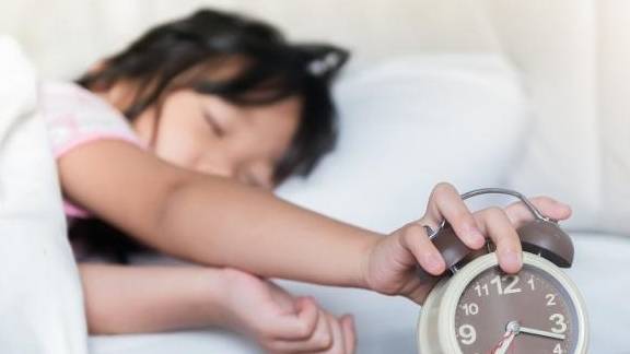 因为|起床后,是先喝水还是先排便?若做对这五件事,你会比别人更长寿