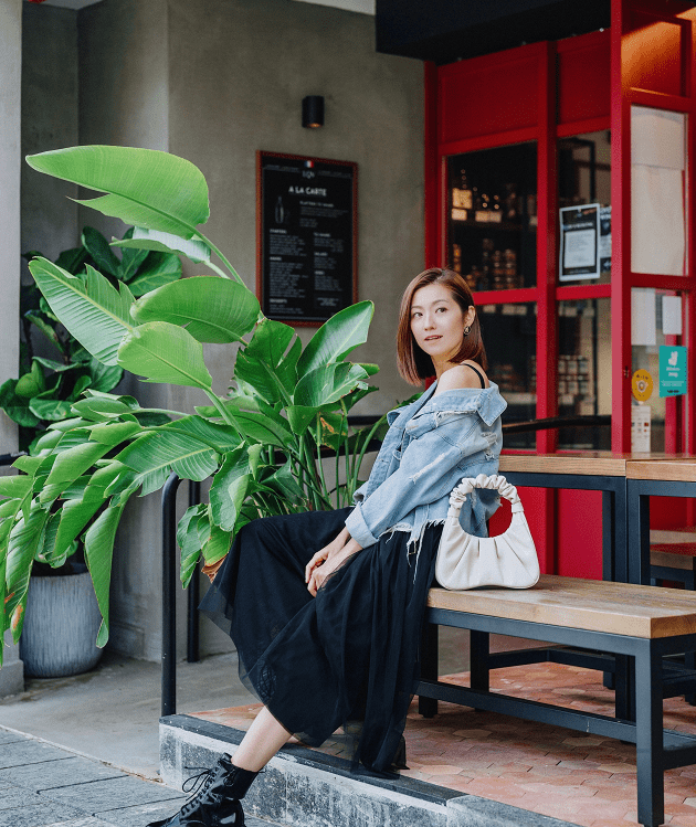 设计 陈自瑶获奖实至名归，私服穿衣好显嫩，开衫配长裙美成20岁的样子