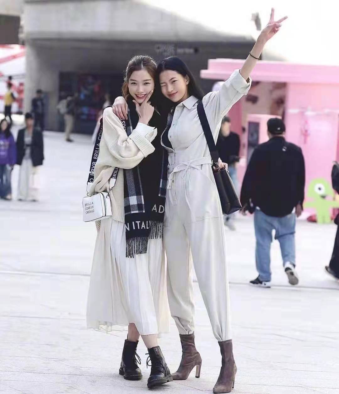 眼睛 还是韩国街拍最自然，一点也不辣眼睛！穿搭简约时尚值得借鉴！