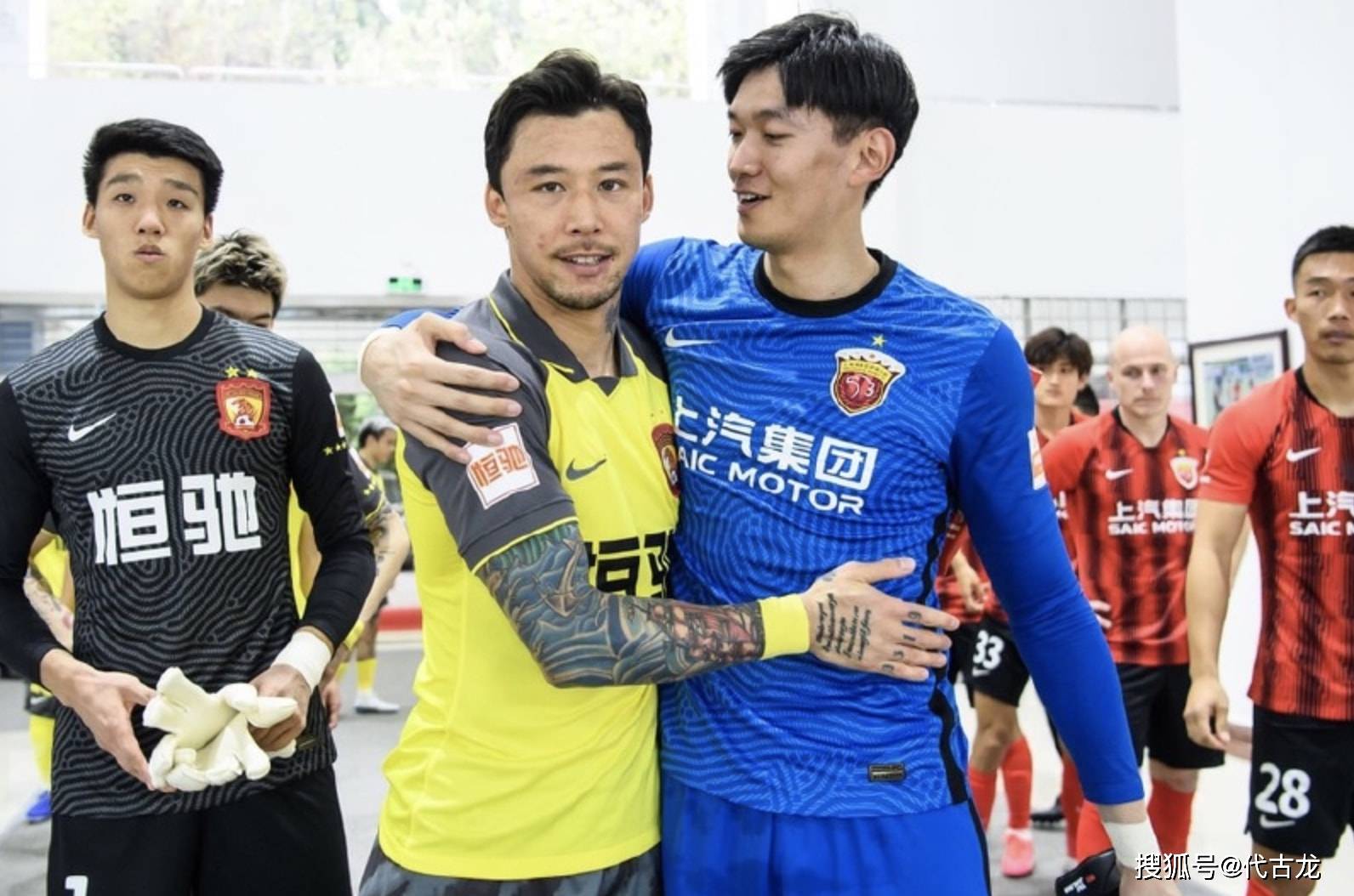 联赛|广州队0-1上港，张琳芃送大礼踢丢点球，将亚军拱手送给对手