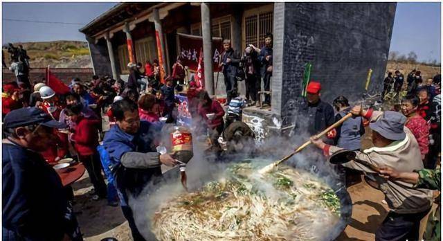 河南人为什么喜欢蹲着吃饭？背后隐藏着辛酸的历史和文化