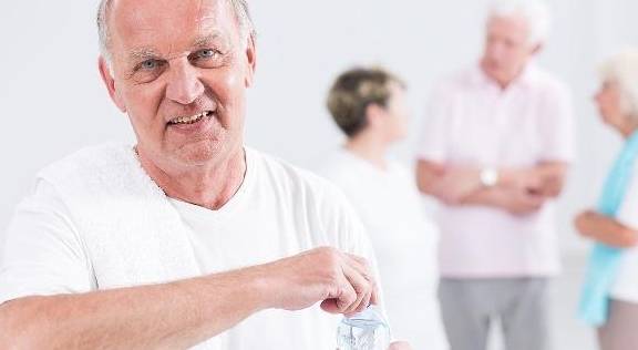 因为|起床后,是先喝水还是先排便?若做对这五件事,你会比别人更长寿