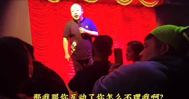 什么|金岩演出被观众打了？非也！这是相声演员在讽刺脱口秀