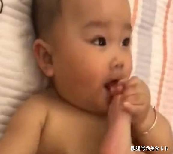 理睬|宝宝在偷吃脚丫，妈妈问宝宝好不好吃，宝宝的回答真是太可爱了