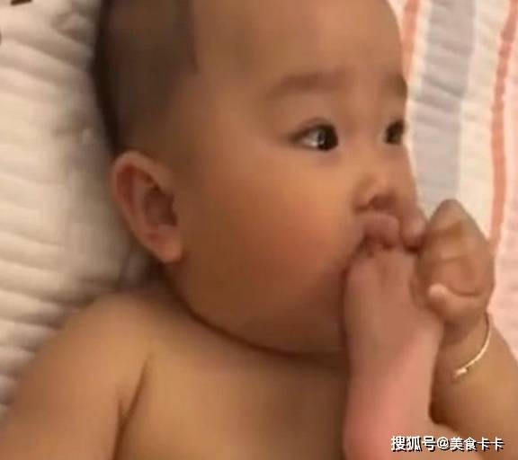 理睬|宝宝在偷吃脚丫，妈妈问宝宝好不好吃，宝宝的回答真是太可爱了