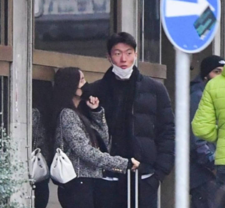 逛街被拍,女友身材傲人,异地 姐弟恋_朴孝敏_球员_五大联赛