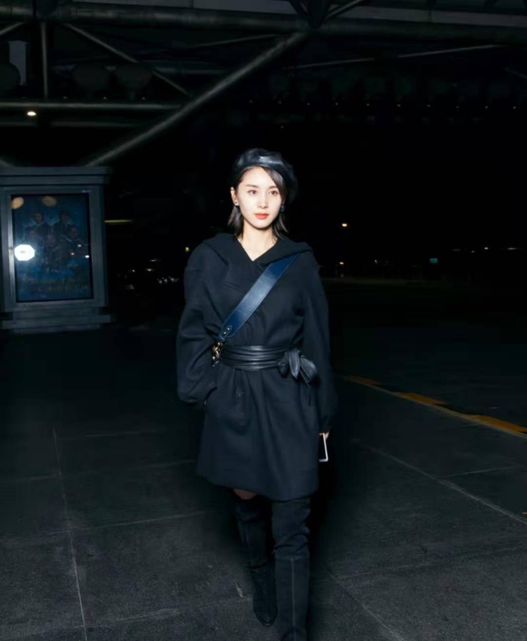 黑色 王子文羽绒服叠穿卫衣，挺会显高穿搭的，气场竟不输183小男友