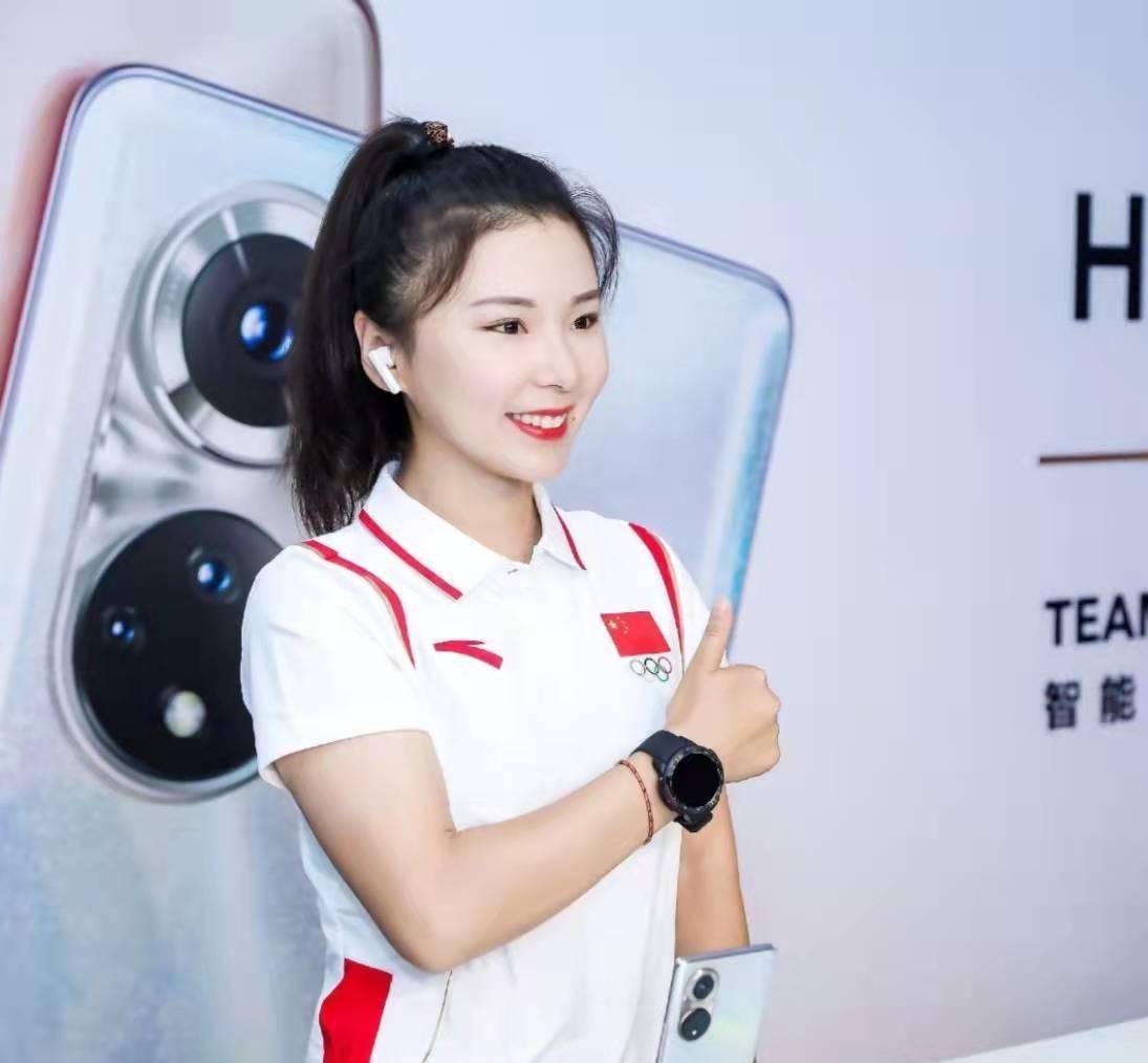 刚刚度过30岁生日的何可欣曾是女子体操队副队长,在北京奥运会中获得