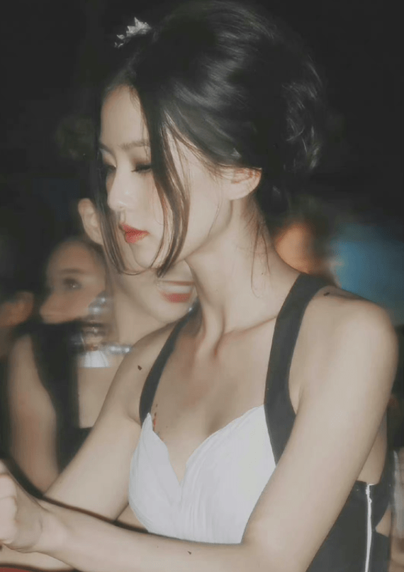 发型女明星的惊艳瞬间：刘亦菲犹如落入凡间的仙女，热巴好清纯
