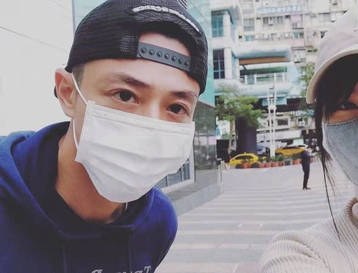 42岁霍建华被偶遇疑似去送女儿上学戴棒球帽与路人合影好亲切