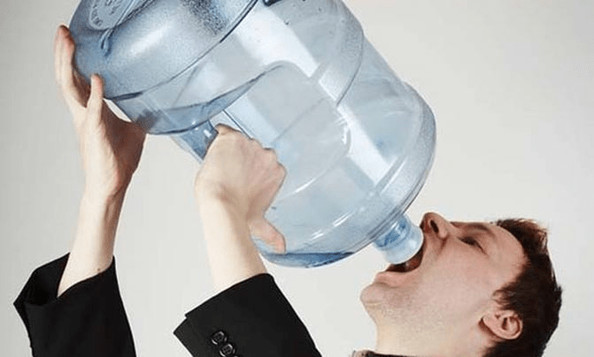 肾脏|喝水越多尿越多，会加重肾的负担导致“水中毒”？医生给你讲清楚
