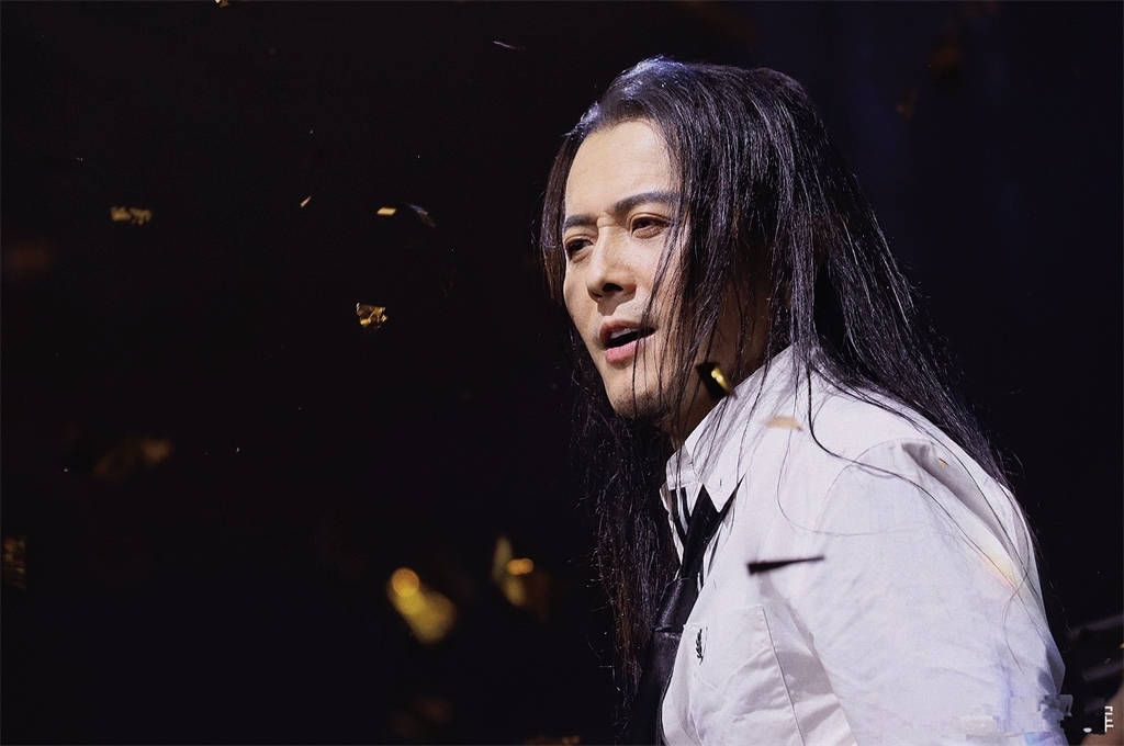 陈辉晒演出照长发飘飘潇洒帅气不成团一样可以披荆斩棘