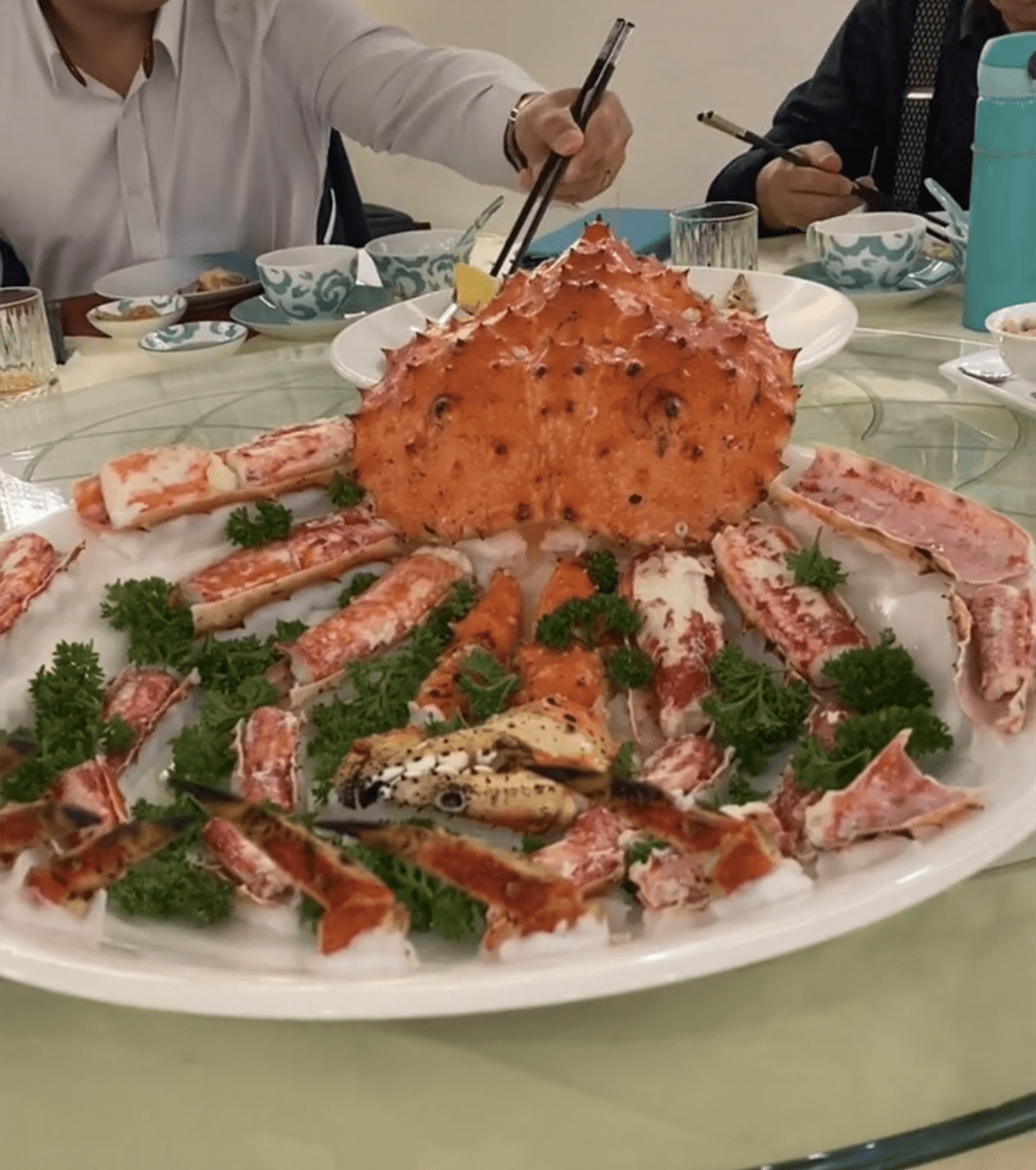 吃帝王蟹照片图片