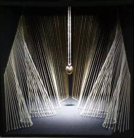 橱窗的灯光设计与处理技巧 小编浅谈橱窗灯光的设计_照明_光照_色彩